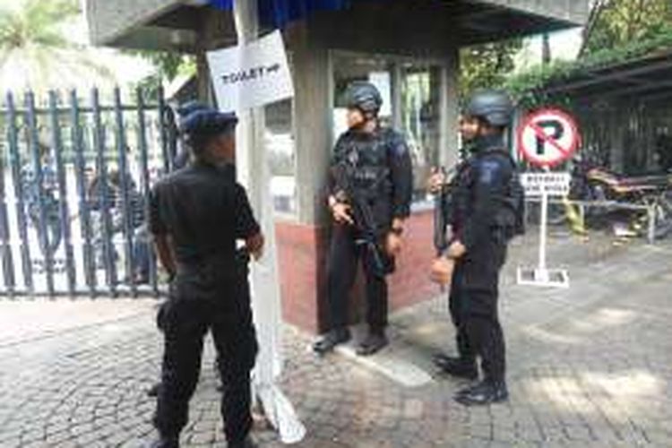 Petugas dari Brimob saat melakukan pengamanan di Gereja Katedral Jakarta, Jumat (25/3/2016).