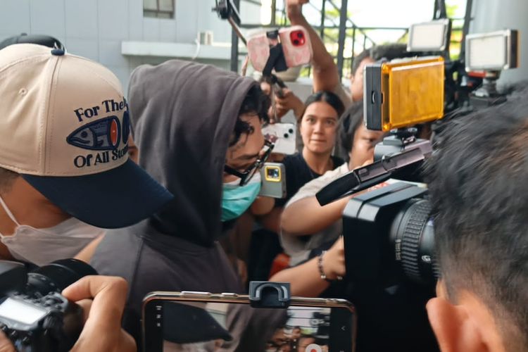 Onadio Leonardo tiba di Mapolres Metro Jakarta Barat usai menjalani asesmen narkotika untuk kebutuhan rehabilitasi, Senin (3/11/2025) sore