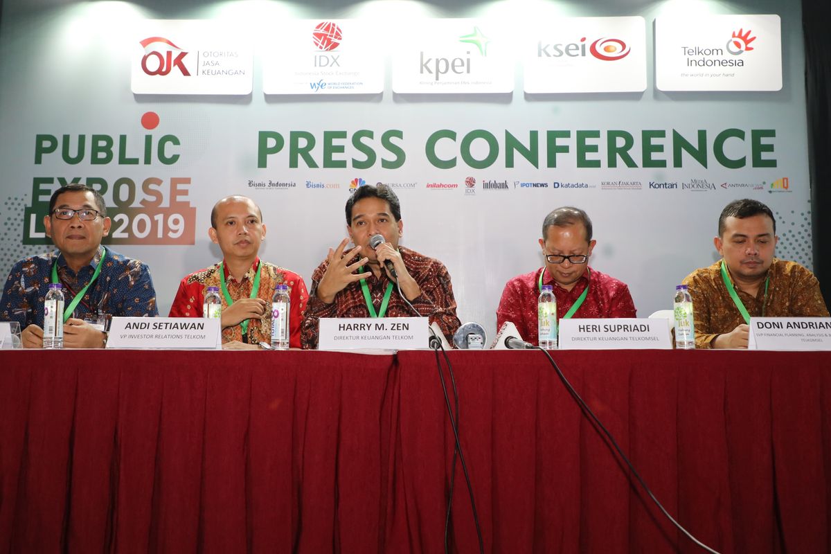 Direktur Keuangan Telkom Harry M. Zen (tengah), Direktur Keuangan Telkomsel Heri Supriadi (kedua dari kanan), Vice President Investor Relation Telkom Andi Setiawan (kedua dari kiri), Senior Vice President Financial Planning, Analysis & Business Partner Telkomsel Doni Andriansyah (paling kanan) dan Vice President Corporate Communication Telkom Arif Prabowo (paling kiri) saat jumpa pers usai acara Public Expose Live 2019 di Jakarta, Senin (19/8).

