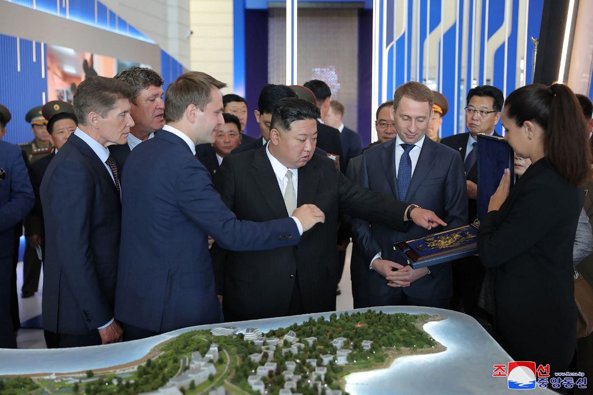 Foto yang diambil pada 17 September 2023 dan dirilis oleh Kantor Berita Pusat Korea Utara (KCNA) pada 18 September 2023 ini menunjukkan pemimpin Korea Utara Kim Jong Un (tengah), didampingi oleh Presiden Universitas Federal Timur Jauh Boris Korobets (kiri ke-2), gubernur wilayah Primorsky Oleg Kozhemyako (kiri) dan Menteri Sumber Daya Alam dan Lingkungan Hidup Rusia Alexander Kozlov (kanan ke-2), melakukan kunjungan ke Universitas Federal Timur Jauh di Vladivostok, wilayah Primorsky. Pemimpin Korea Utara Kim Jong Un meninggalkan Rusia pada 17 September setelah kunjungan enam hari yang langka yang tampaknya memperkuat hubungan negaranya dengan Presiden Vladimir Putin, yang meredakan kekhawatiran Barat bahwa Pyongyang dapat memberikan senjata kepada Moskow untuk menyerang Ukraina. 