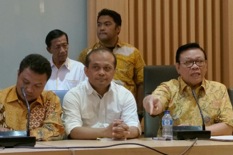 Ketua Dewan Pakar DPP Golkar Agung Laksono (paling kanan) saat memberikan keterangan pers usai memimpin rapat pleno ke-15 Dewan Pakar DPP Golkar di kantor DPP Golkar, Jakarta Barat, Senin (20/11/2017). 