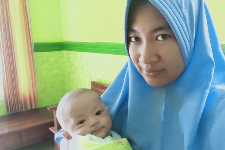 Ririn Linda Tunggal Sari (33) menggendong anaknya yang diberi nama  Dinas Komunikasi Informatika Statistik seperti nama tempat kerja suaminya sebagai ASN di Pemkab Brebes, Rabu (7/4/2021) (Dok. Pribadi Ririn Linda Tunggal)
