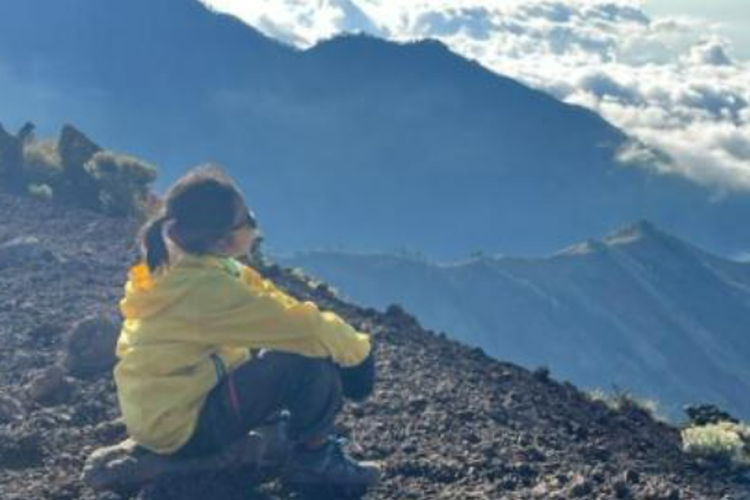 Raihanun Rinjani Pratomo, murid kelas 5 SD Cikal Serpong berhasil mencapai puncak Gunung Rinjani di usia 10 tahun.