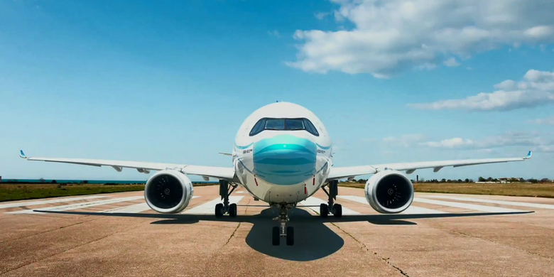 Tangkapan layar pesawat maskapai penerbangan Garuda Indonesia menggunakan masker, Selasa (13/10/2020).