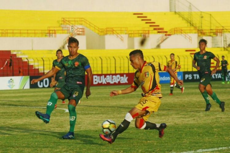 Pemain PS Tira Manahati Lestusen mengawal pemain Mitra Kukar Hendra Adi Bayauw