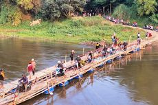 2 Jembatan Bengawan Solo Ditutup, Ratusan Warga Antre 1 Km untuk Menyeberang dengan Jembatan Bambu 