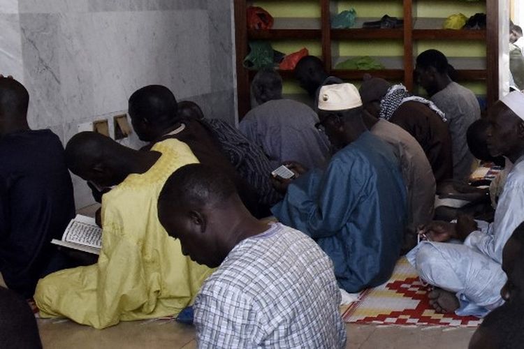Umat Muslim membaca Alquran saat berkumpul atas seruan jenderal Khalif yang meminta pembacaan Alquran secara kolektif dalam rangka penyebaran virus Covid-19 di Tanah Air di Masjid Massalikul Jinaan di Dakar, Senegal, pada 4 Maret 2020. 