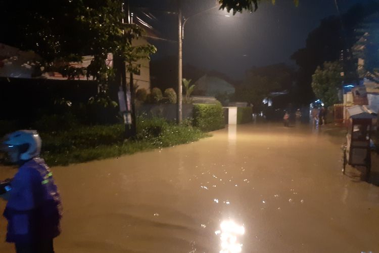 Jalan Sayang penghubung Jatinangor, Sumedang-Rancaekek, Bandung terendam banjir hingga tidak dapat dilalui kendaraan, Jumat (28/2/2020). 