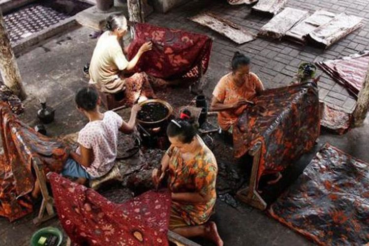 Pegawai Batik Tulis Sigit Witjaksono saat menyelesaikan pembuatan batik lasem.