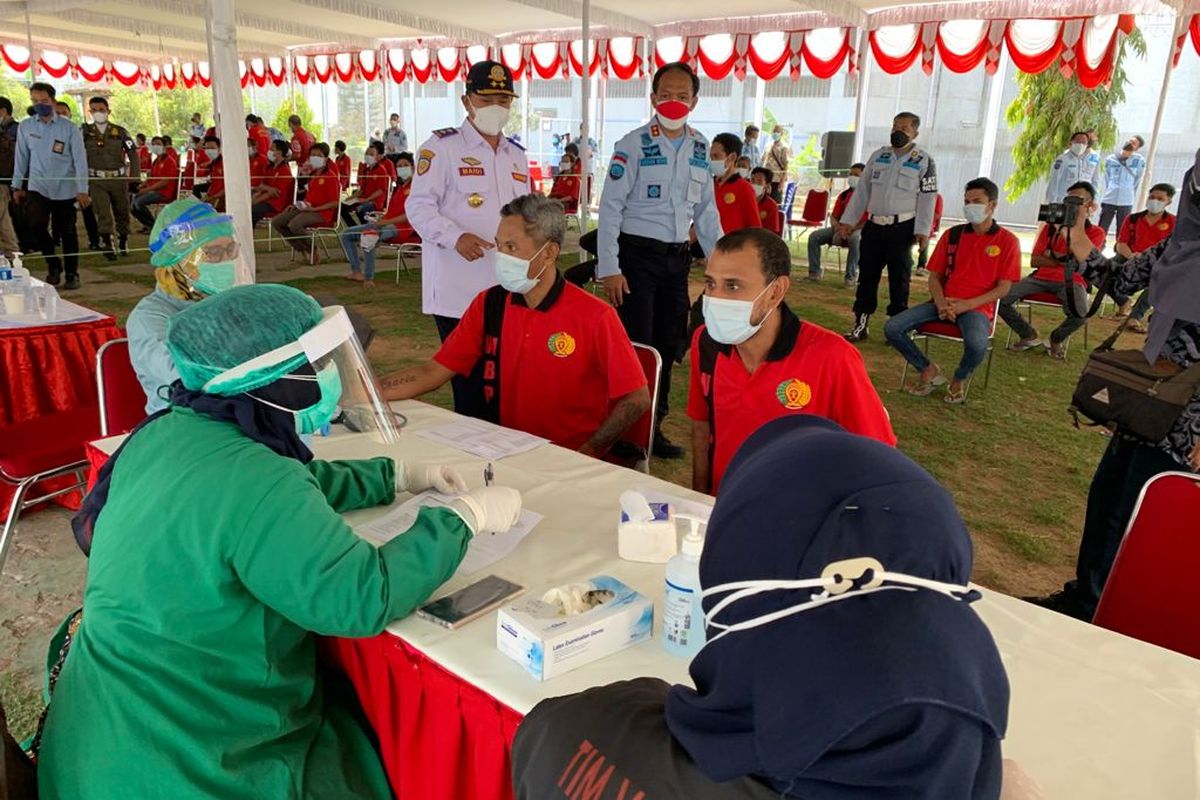 Wali Kota (Walkot) Madiun Maidi didampingi Kepala Walikota Madiun, Maidi didampingi Kepala Lapas Pemuda Kelas II A Kota Madiun Ardian Nova Christiawan mengunjungi langsung jalannya vaksinasi Covid-19 yang digelar di lapas, Selasa (21/9/2021).