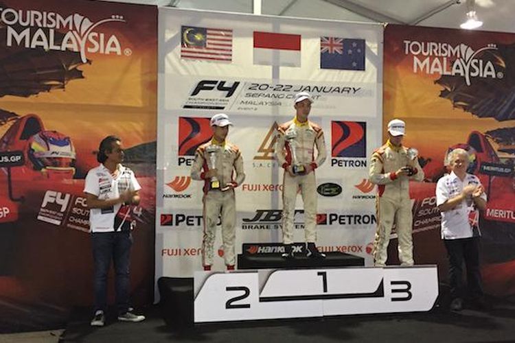 Pebalap Indonesia, Presley Martono (tengah), berpose di atas podium setelah memenangi race keempat seri ke-6 Formula 4 South East Asia (F4 SEA) di Sirkuit Sepang, Malaysia, Sabtu (21/1/2017). Pebalap Malaysia, Isyraf Danish (kiri), finis di urutan kedua, sementara Faine Kahia dari Selandia Baru finis di urutan ketiga.