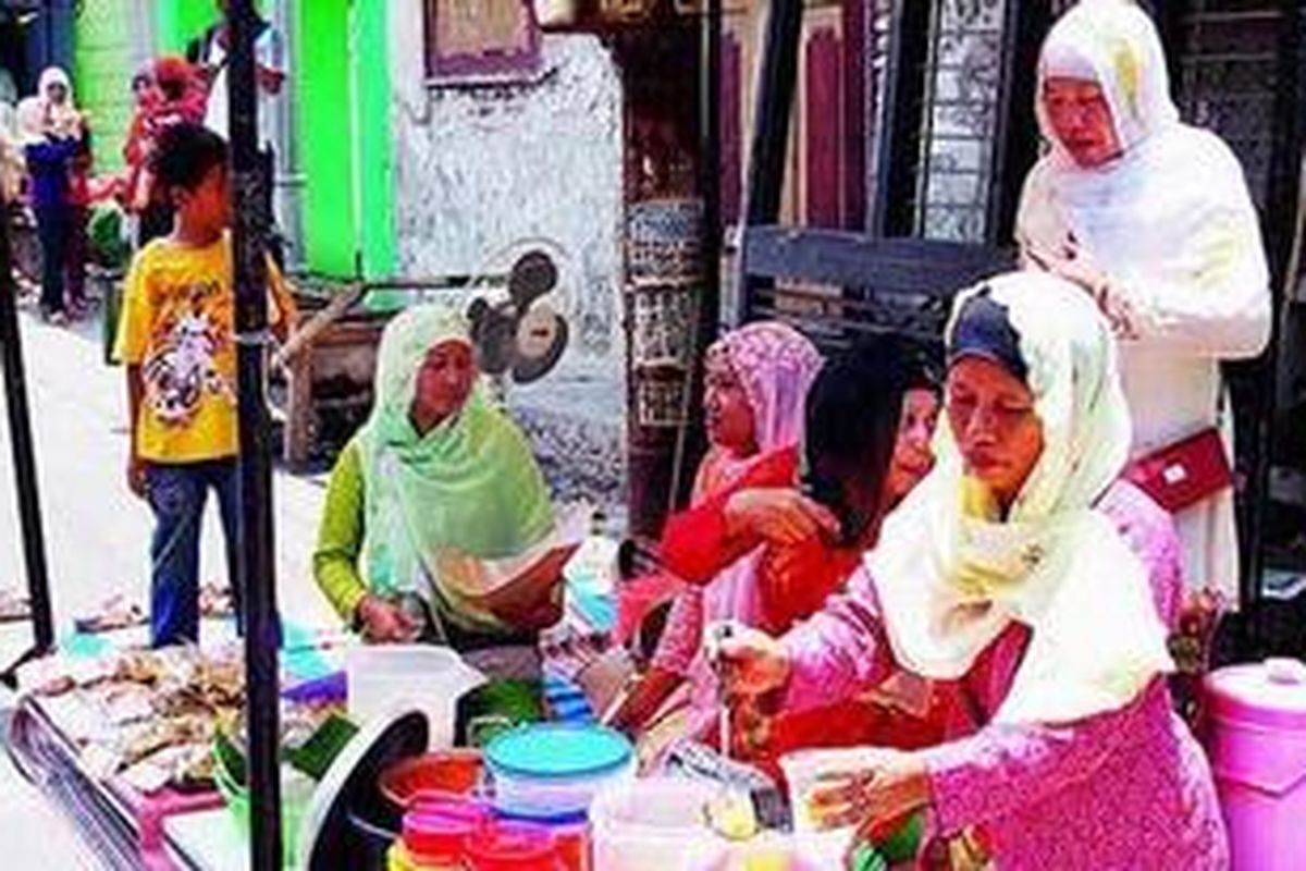 Kawasan Kampung Kemasan di Jalan Ny Ageng Arem-arem Gresik, Jawa Timur, pekan lalu disulap menjadi tempat jualan penganan tempo dulu khas Gresik, seperti arang-arang kembang, karak gado, dan endok lumpur. Kegiatan ini merupakan bagian dari Temu Pusaka Indonesia dan kunjungan ke Gresik.