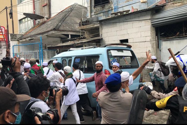 Polisi menangkap massa aksi 1812 di beberapa titik seperti di Jalan Jatibaru dan Jalan Ke, Tanah Abang, Jakarta Pusat pada Jumat (18/12/2020) sekitar pukul 14.30 WIB. 