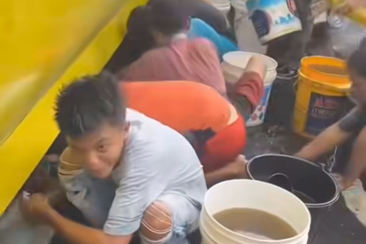 Warga memungut minyak sawit mentah atau crude palm oil (CPO) dari truk tangki yang terguling Kecamatan Lubuk Pakam,Kabupaten Deli Serdang, Sumatera Utara, Kamis (8/1/2026)