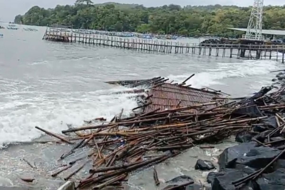 Bambu dari pelabuhan banana boat di Pantai Timur Pangandaran, hancur usai disapu gelombang dan angin kencang di Pantai Timur Pangandaran, Rabu (21/5/2025).