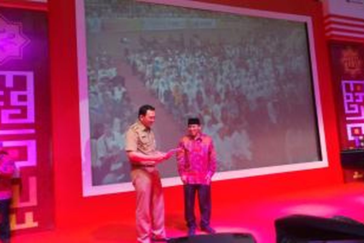 Plt Gubernur DKI Jakarta Basuki Tjahaja Purnama membayarkan zakat atau amal sosial melalui Bazis DKI sebesar Rp 25 juta, di Senayan, Jakarta, Selasa (15/7/2014).