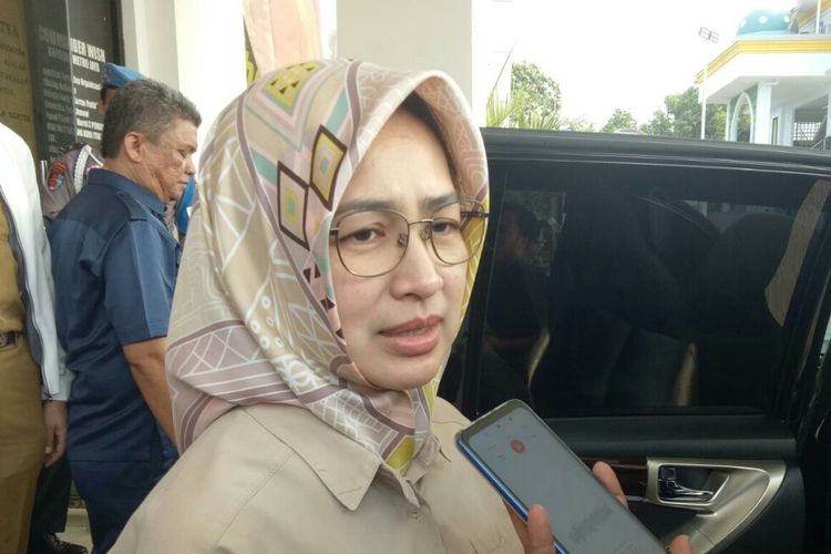 Wali Kota Tangerang Selatan, Airin Rachmi Diany angkat bicara prihal kematian anggota Paskibraka Tangsel, Aurellia Qurratuaini di Polres Tangsel, Selasa (13/8/2019)