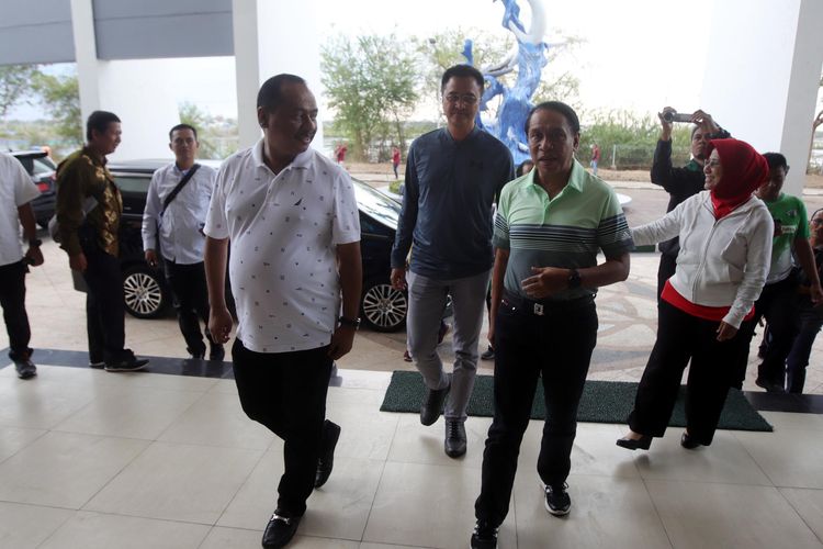 Menteri Pemuda dan Olahraga Zainudin Amali (hijau) saat mengunjungi Gelora Bung Tomo Surabaya, Jawa Timur, Minggu (03/11/2019) sore.