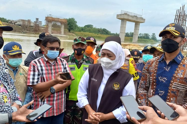 Gubernur Jawa Timur, Khofifah Indar Parawansa meninjau lokasi perahu terbalik di penyebarangan sungai bengawan solo Kanor - Rengel, Kabupaten Tuban, Jawa Timur.