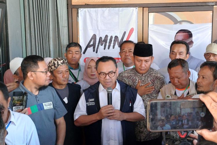 Co-kapten Tim Nasional (Timnas) Pemenangan Anies-Muhaimin, Sudirman Sait saat meresmikan Posko TPS Gerakan Rakyat di Banjarnegara, Jawa Tengah, Sabtu (16/12/2023).