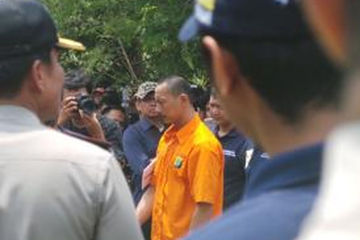 Hari Kurniawan (39) tersangka pembunuh Dayu Priambarita (45) dan Yuel Imanuel (5) menjalani rekonstruksi di rumah korban yang berlokasi di komplek Aneka Elok, Penggilingan, Cakung, Jakarta Timur, Selasa (27/10/2015). 