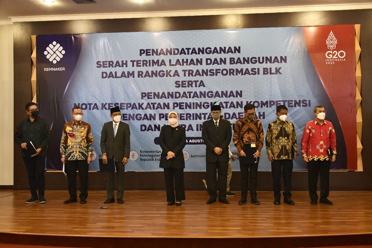 Gubernur Riau Syamsuar saat melakukan penandatanganan naskah perjanjian hibah daerah dan serah terima lahan bangunan dalam rangka transformasi Balai Latihan Kerja (BLK) di Ruang Tridharma Kementerian Ketenagakerjaan (Kemenaker), Jakarta, Jumat (26/8/2022).

