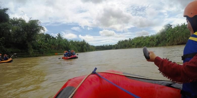 Pemandangan air sungai yang seolah tenang dengan diselimuti pepohonan rindang juga langit cerah di Sungai Bogowonto, Purworejo. Belasan blogger dan awak media pun mengarungi sungai tersebut dalam acada Familirization Trip yang diadakan Dinas Pemuda Olahraga dan Pariwisata Jawa Tengah, Rabu (15/2/2017).