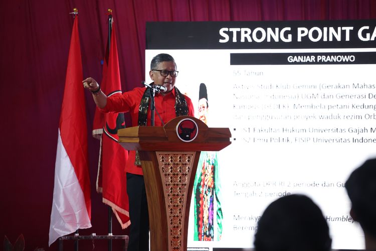 Sekjen PDI-P Hasto Kristiyanto saat berorasi politik di acara konsolidasi partai bersama DPC PDI-P Kota Tangerang, Banten, Senin (11/12/2023).