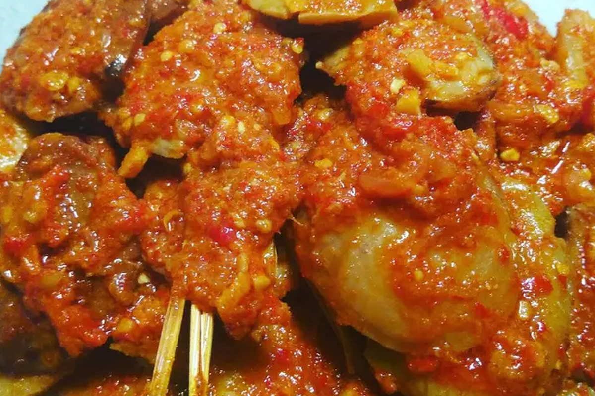 Jengkol Balado pedas gurih, dengan bumbu balado merah yang meresap sempurna dan potongan jengkol empuk