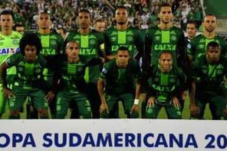 Para pemain Chapecoense berpose sebelum sepak mula duel semifinal Copa Sudamericana kontra San Lorenzo di Arena Conda Stadium, Chapeco, Brasil, 28 November 2016.