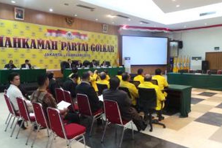 Suasana sidang Mahkamah Partai Golkar untuk menyelesaikan dualisme kepengurusan partai, Rabu (11/2/2015), di Kantor DPP Partai Golkar, Slipi, Jakarta Barat.