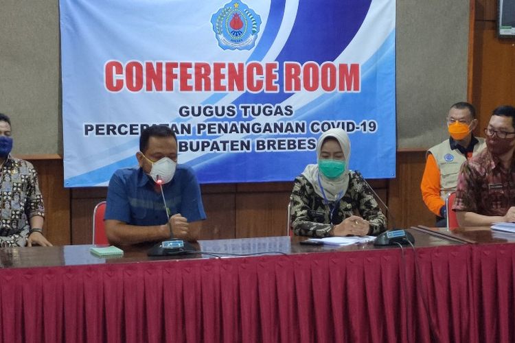 Bupati Brebes Idza Priyanti dan jajaran gugus tugas penanganan Covid-19 mengumumkan pasien positif pertama di Kabupaten Brebes, dalam konferensi pers di Kantor Bupati Brebes, Selasa (5/5/2020)
