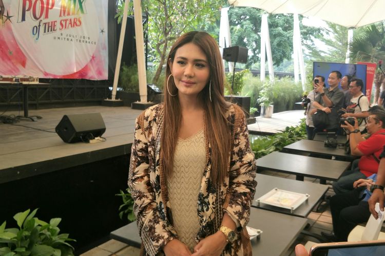 Juliana Moechtar dalam jumpa pers peluncuran Pop Mix of The Stars di Mitra Terrace, Gatot Subroto, Jakarta Selatan, Selasa (9/7/2019).