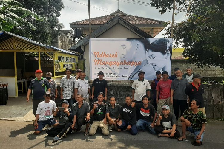 Warga RT 01 / RW 58 Purwosari, Sinduadi, Kapanewon Mlati, Kabupaten Sleman saat berfoto di spanduk  Ndherek Mangayubagyo Mas Kaesang & Mba Erina yang mereka pasang di Jalan Kalimantan.