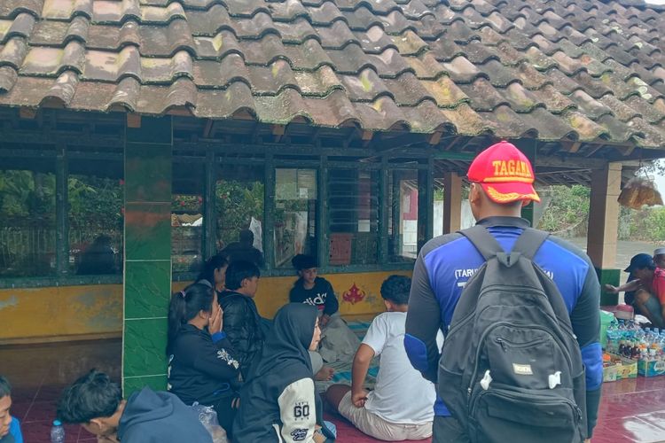 Petugas berhasil evakuasi Aldy dari Gunung Lemongan usai hilang selama 18 jam