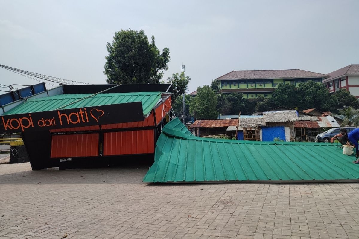 Satuan Polisi Pamong Praja (Satpol PP) Jakarta Selatan menertibkan kedai kopi yang berada di tempat sarana olahraga di Jalan AMD Manunggal V, Petukangan Utara, Pesanggrahan, Jakarta Selatan, Rabu (16/3/2022) siang.