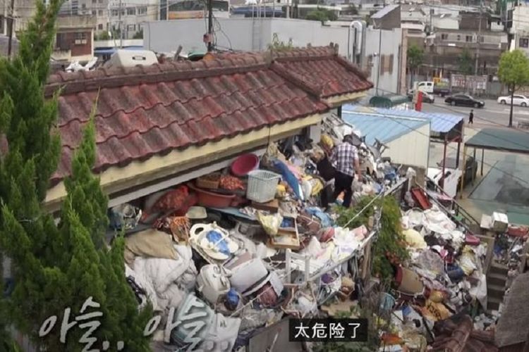 Inilah penampakan rumah Choi, seorang pria di Gwangju, Korea Selatan, yang terus mengumpulkan sampah di rumahnya sampai menggunung dalam 10 tahun terakhir.