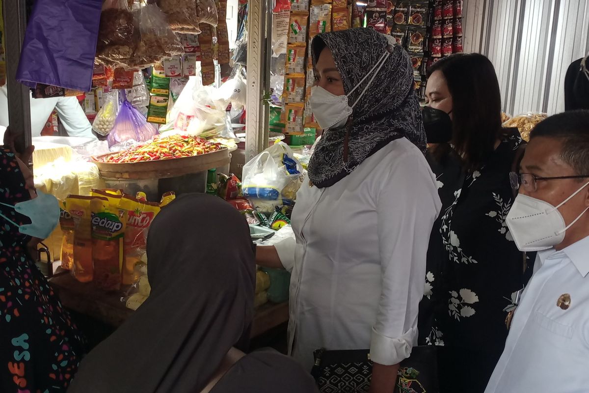 Wali Kota Batu, Dewanti Rumpoko dan Wakil Wali Kota Batu, Punjul Santoso meninjau pedagang di tempat pasar relokasi pada Rabu (30/3/2022). 