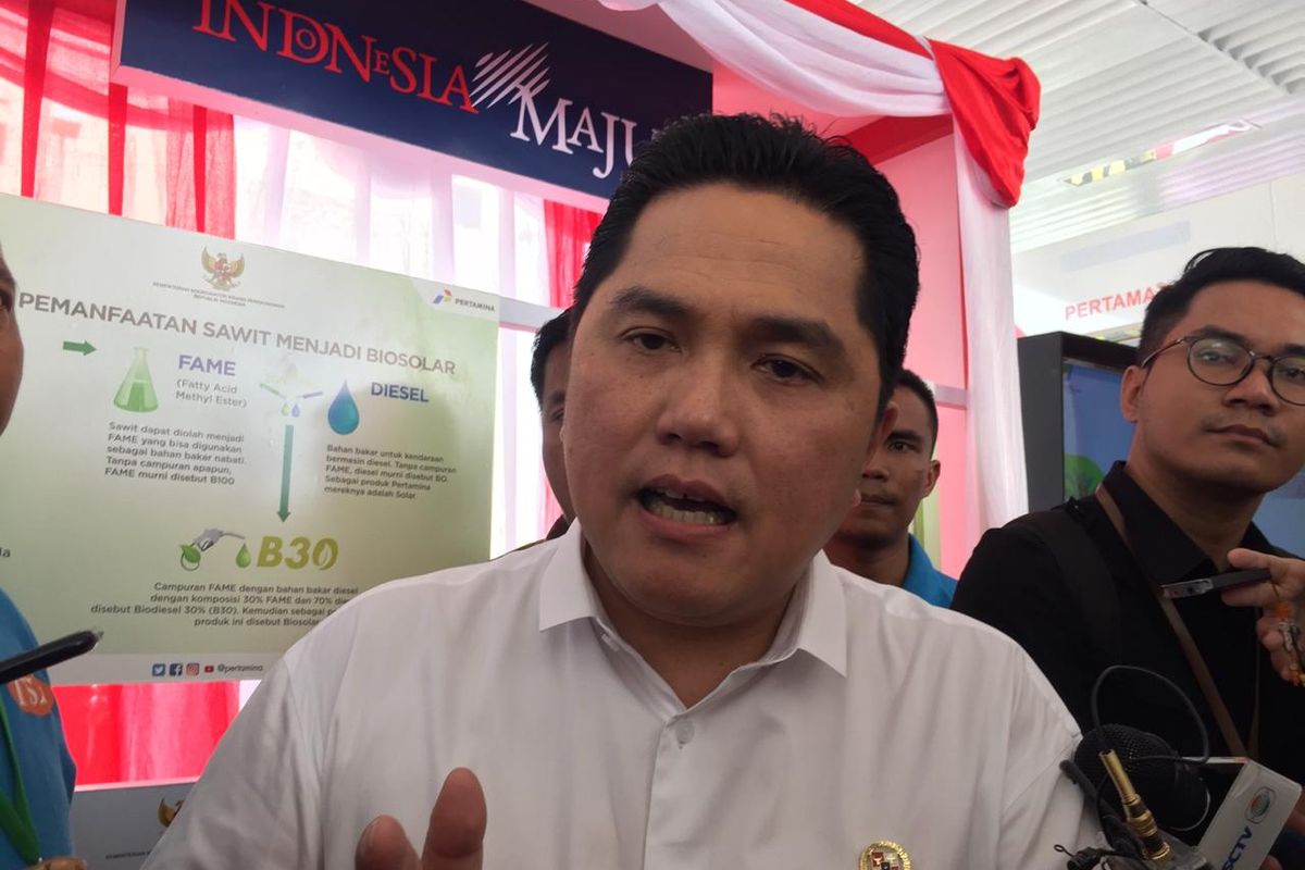 Menteri BUMN Erick Thohir menjelaskan kepada awak media usai mendampingi Presiden Joko Widodo dalam peresmian implementasi B30, di SPBU MT Haryono, Jakarta, Senin (23/12/2019).