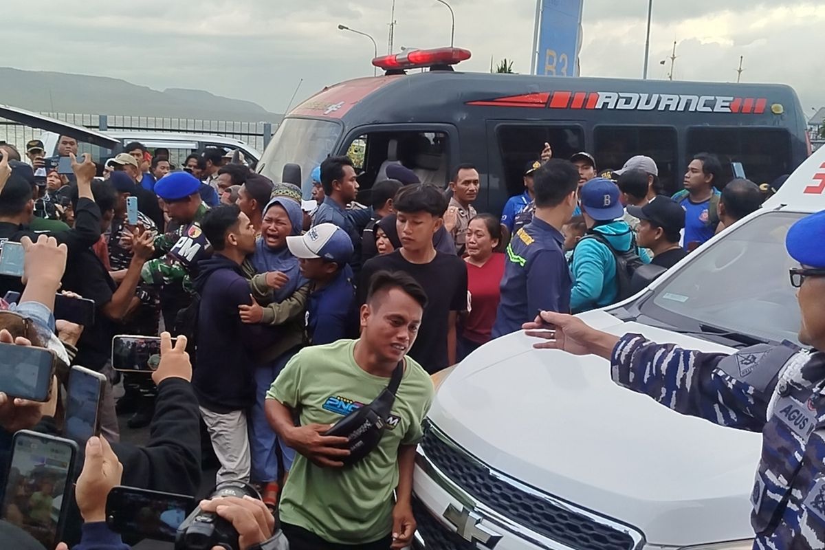 Korban selamat insiden tenggelamnya KMP Tunu Pratama Jaya dievakuasi ke Pelabuhan Ketapang. 