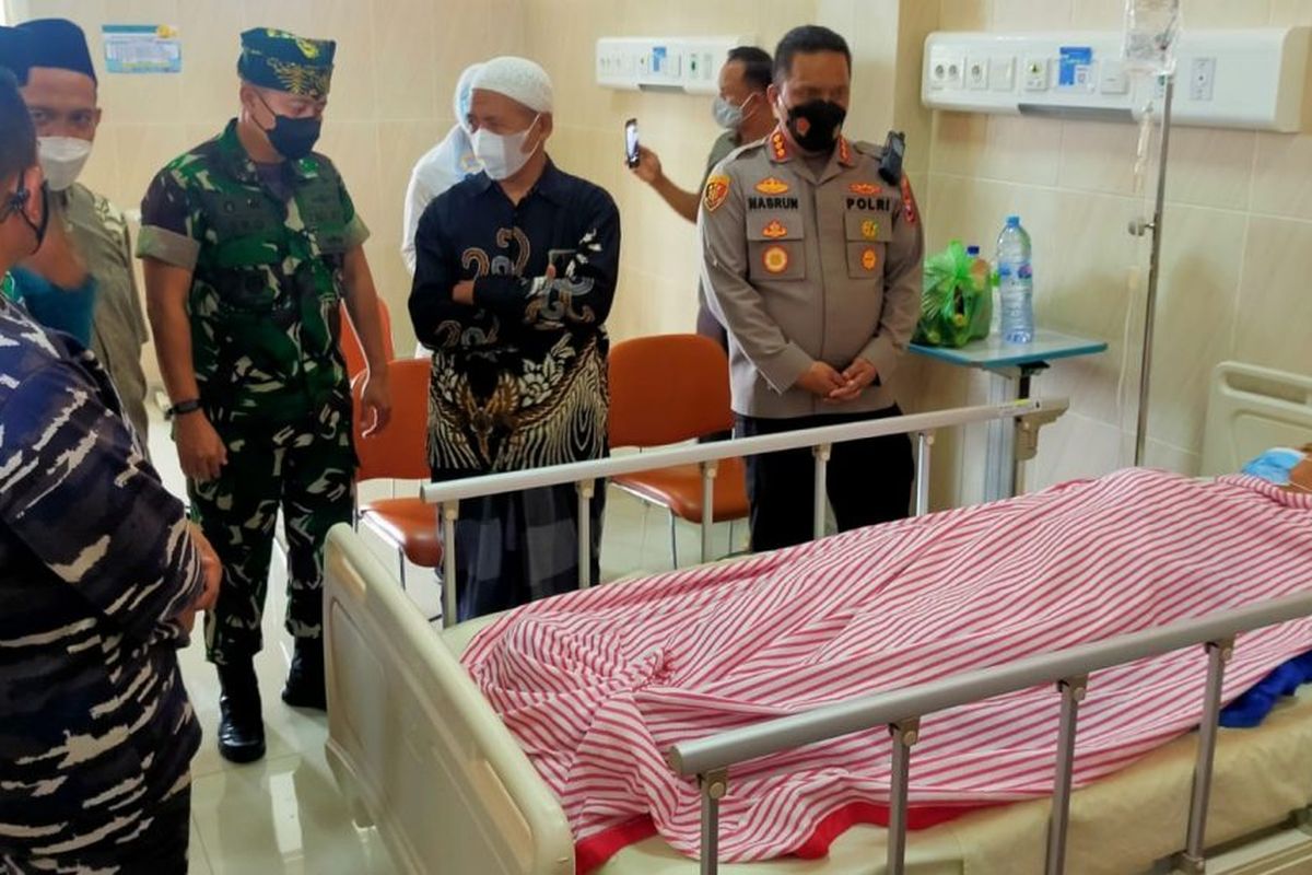 Kapolresta bersama dengan Dandim 0825 Banyuwangi Letkol Kav Eko Julianto Ramadan dan Danlanal Banyuwangi Letkol Laut (P) Ansori menjenguk korban penyerangan, KH Affandi Musyafa, di Rumah Sakit Al-Huda Genteng, Banyuwangi.