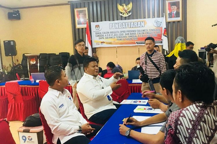 Pengurus partai perindo saat mendaftar dan menyerahkan berkas Bacaleg di kantor KPU Sultra. (KOMPAS.COM/KIKI ANDI PATI)