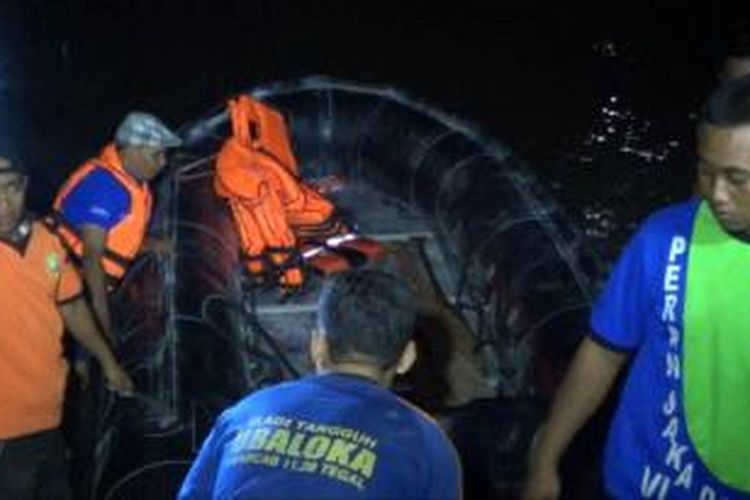 Gallawi Rescue Tegal, Jawa Tengah, menyiapkan perahu karet untuk mencari korban tenggelam yang hilang di sungai Kaligung, Pegirikan, Tegal, Jawa Tengah, Jumat (24/01/2014)