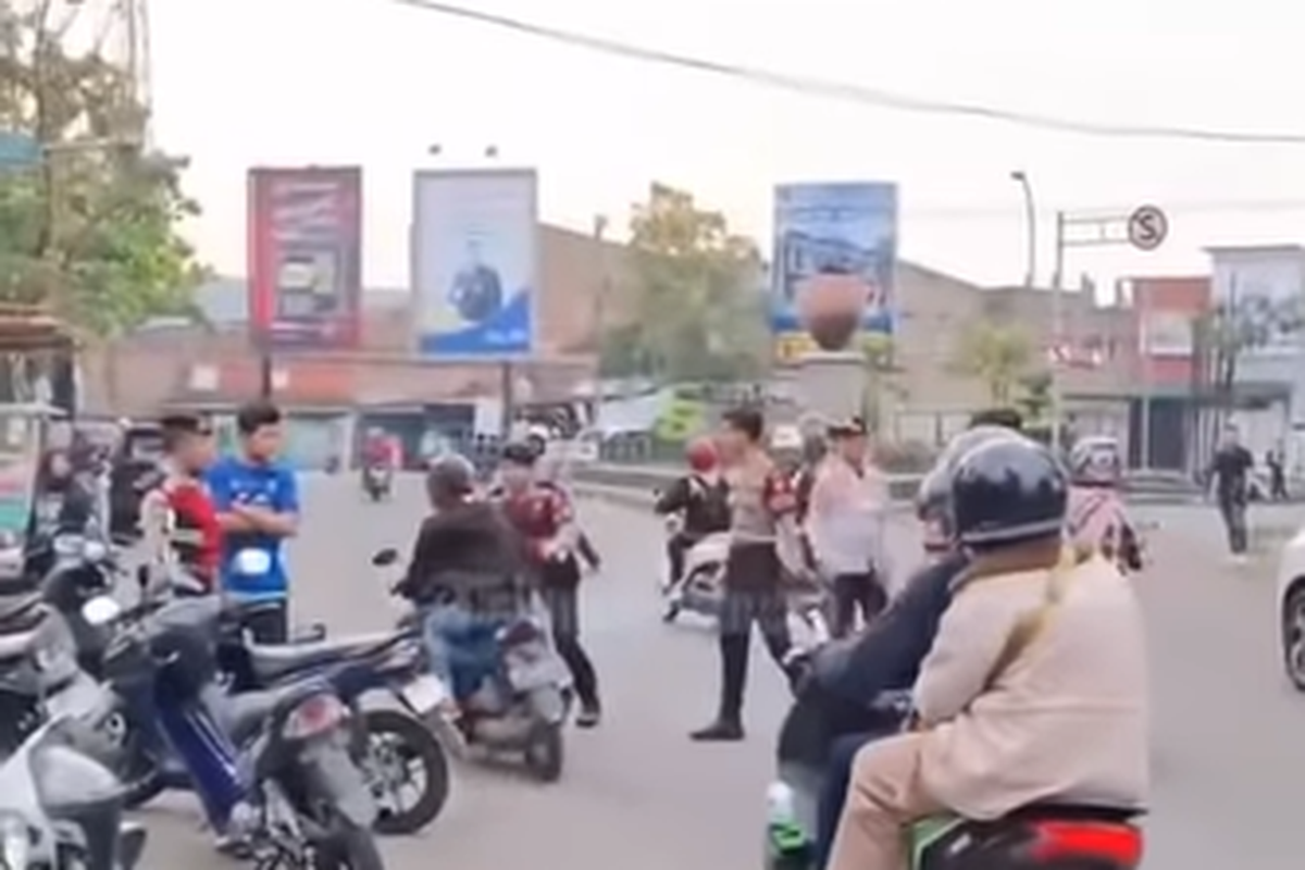 Pengendara motor yang nekat menghindari razia polisi.