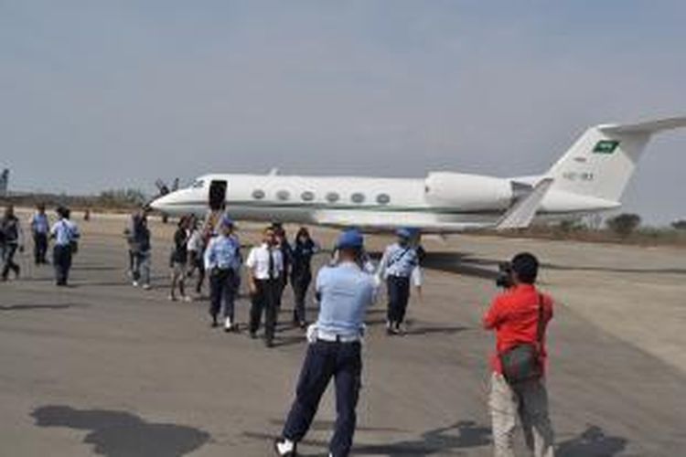 : Pesawat jet jenis Gulf Stream HZ-103 milik Saudi Arabian Airlines dipaksa turun oleh dua unit Sukhoi di Bandara El Tari. Nampak para pilot dan kru pesawat sementara diamankan, Senin (3/11/2014)