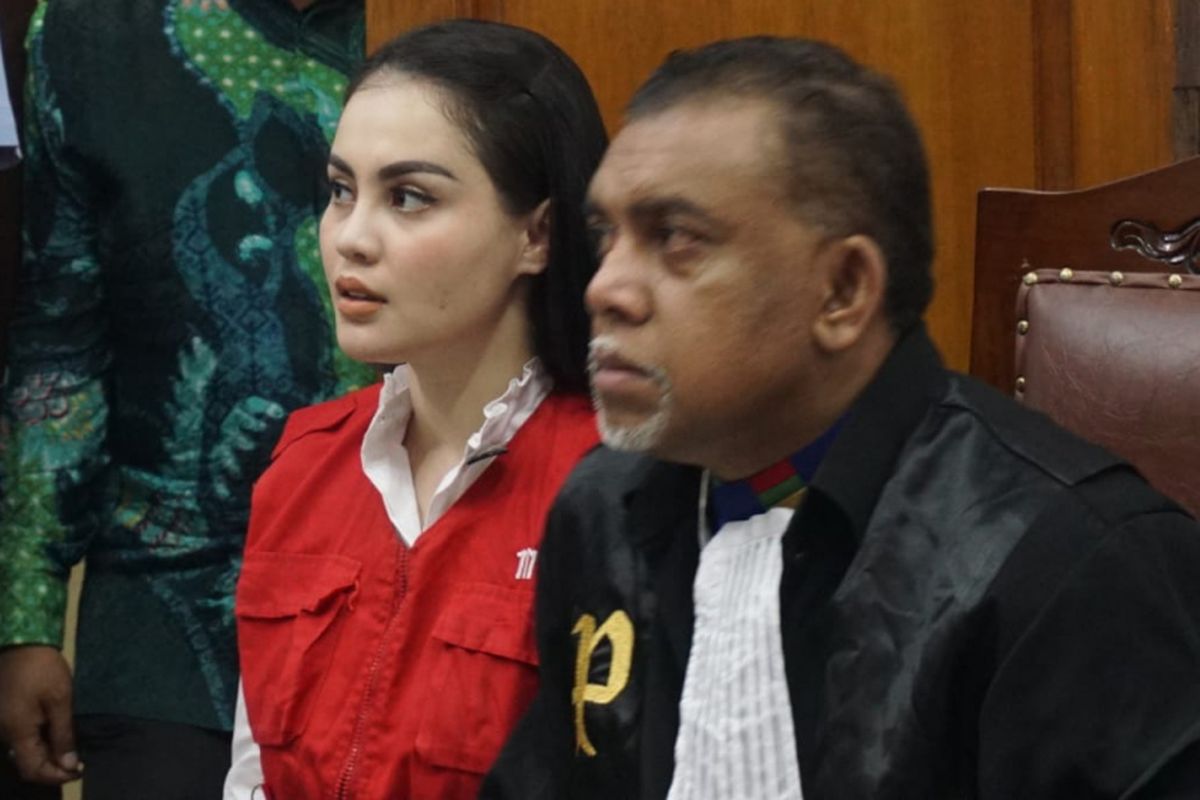 Artis Jennifer Dunn saat menjalani sidang di Pengadilan Negeri Jakarta Selatan, Kamis (19/4/2018).