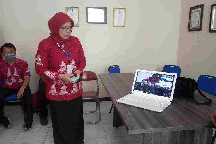 Kepala Dinas Pemberdayaan Perempuan, Perlindungan Anak dan Keluarga Berencana Kabupaten Semarang, Romlah menunjukan video kedua anak yang berkelahi sudah bermain bersama kembali.