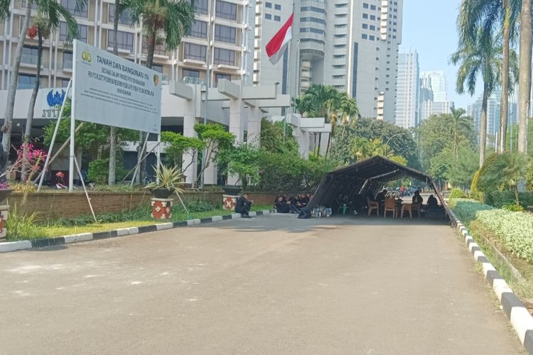 Sehari Usai Eksekusi, Hotel Sultan Dijaga Ketat Polisi dan TNI 