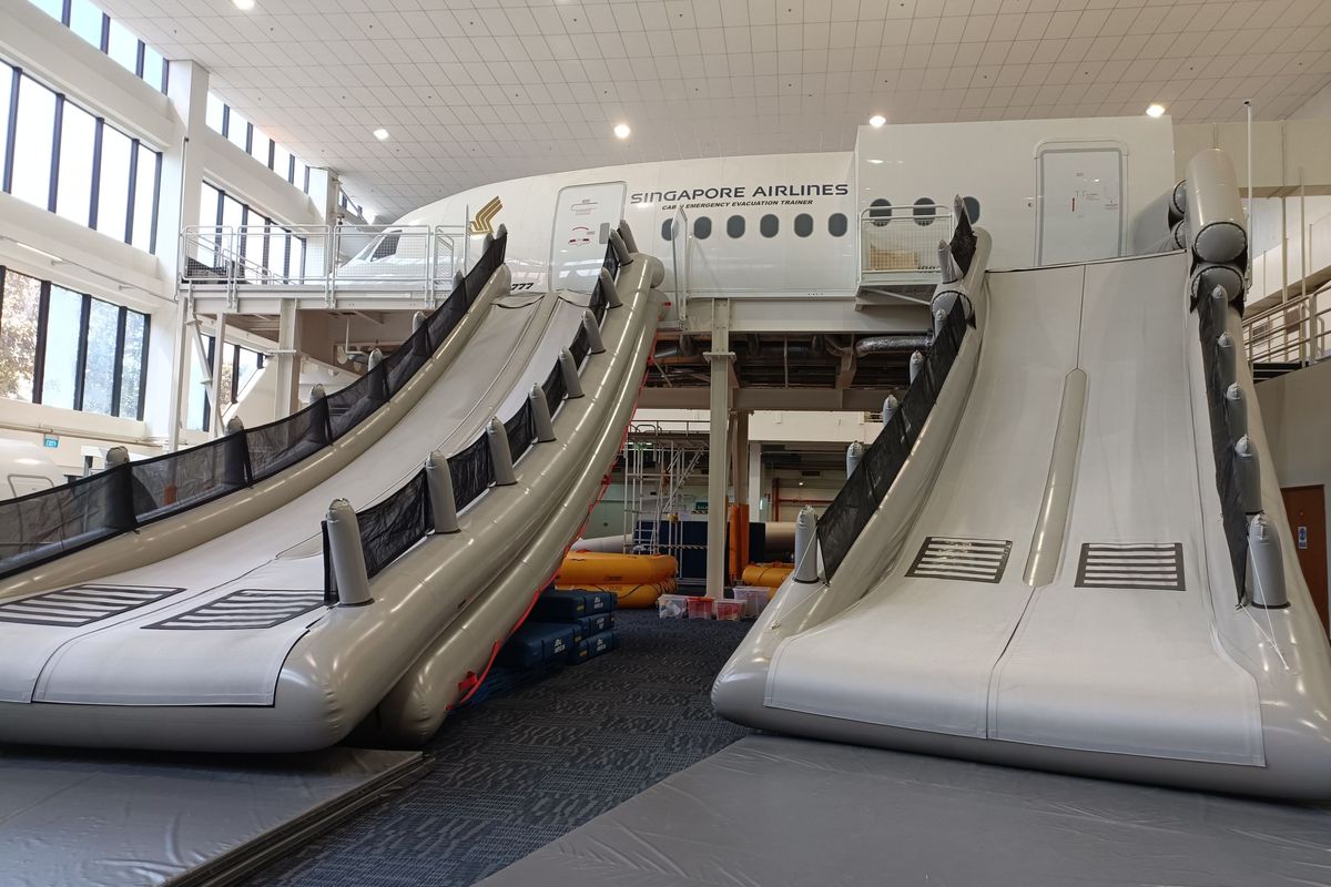 Mock up pesawat di Singapore Airlines Training Center untuk latihan evakuasi situasi darurat.
