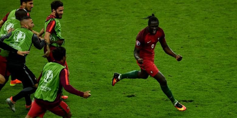 Pemain Portugal, Eder (kanan), melakukan selebrasi usai mencetak gol kemenangan ke gawang Perancis, dalam laga final Piala Eropa 2016 di Stade de France, Saint-Denis, Minggu (10/7/2016) waktu setempat.